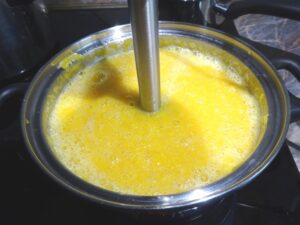 Megfőzött narancs turmixolása