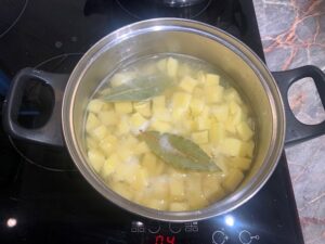 Krumpli főzése babérlevéllel