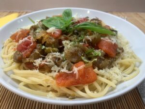 Padlizsán ragu spagettivel tálalva 2