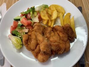 Rántott csontos csirkecomb tálalva 2