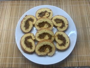 Diós lekváros piskótatekercs tálalva 1