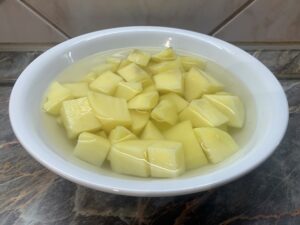 Krumpli tisztítva, feldarabolva