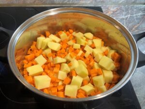 Krumpli és sárgarépa főzés előtt