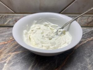 Juhtúró tejföllel keverve