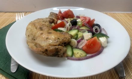 Sült csirkecomb görög salátával