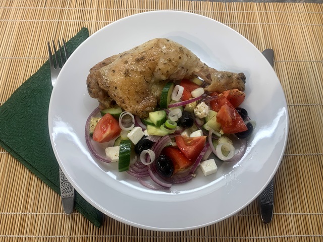 Sült csirkecomb görög salátával tálalva 1