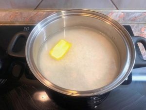3. Meleg folyadék és vaj hozzáadva