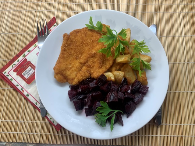 Olívás sült cékla köret tálalva 1