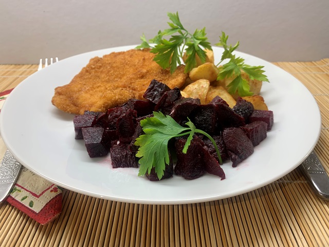 Olívás sült cékla köret tálalva 2