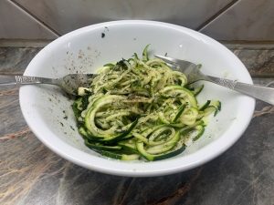 Cukkini spagetti fűszerezve
