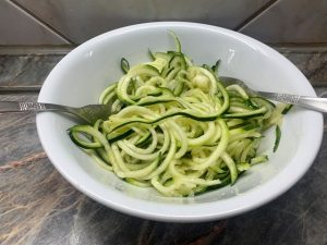 Cukkini spagetti lesózva