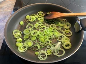 Póré hagyma párolása