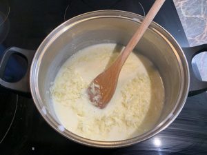 Reszelt sajtok hozzáadása