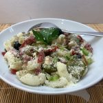 Sonkás-uborkás-olívás tésztasaláta