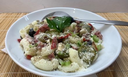 Sonkás-uborkás-olívás tésztasaláta