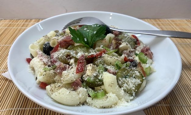 Sonkás-uborkás-olívás tésztasaláta