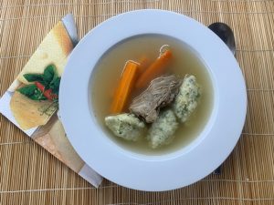 Daragaluska levesben tálalva