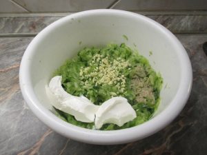 Tzatziki hozzávalók tálban