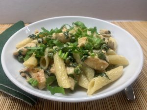Medvehagymás csirkés penne tálalás előtt