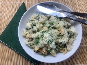 Medvehagymás csirkés penne tálalva 1
