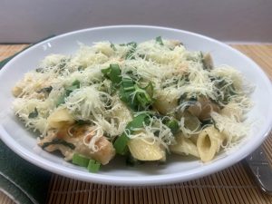 Medvehagymás csirkés penne tálalva 2