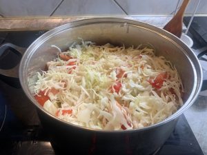 Káposzta és paradicsom hozzáadása